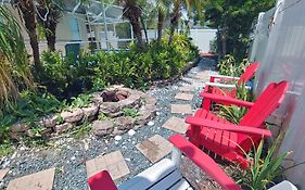 Cozy And Conveniently Located Pool Home With Free Wifi